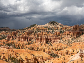 Dunkle Gewitterwolken über dem Bryce Canyon Nationalpark, Utah, USA