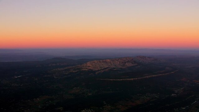 vue a&eacute;rienne de la Sainte Victoire &agrave; Aix en Provence, magnifique lumi&egrave;re peinte par le peintre C&eacute;zanne