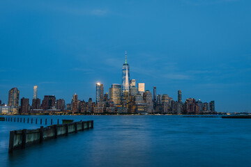 Naklejka premium Long exposure of the Manhattan skyline viewed from Hoboken, New Jersey, at dusk.