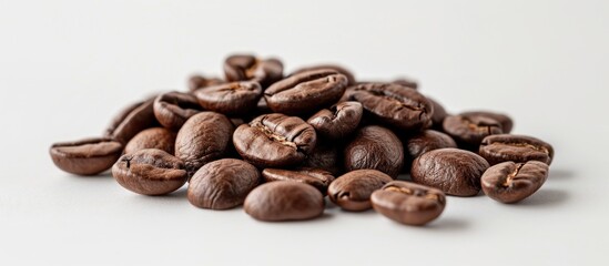 Naklejka premium Roasted coffee beans on white background