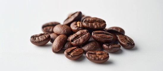 Obraz premium Roasted coffee beans on white background