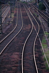 Stimmungsvolle Detailaufnahme einer Bahnstrecke in München bei Sonnenuntergang