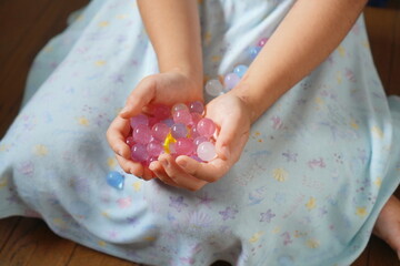 割れた水風船とぷよぷよボール