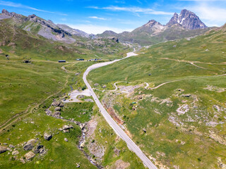 Longue route de montagne