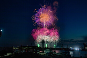 日本の秋の花火大会の風景