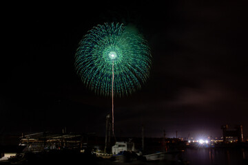日本の秋の花火大会の風景