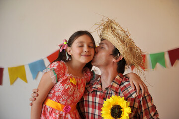 pai e filha vestidos para festa junina, celebração de são joão, festa colorida 