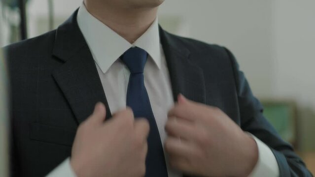 비지니스맨 거울보며 정장 넥타이 올리는 모습(사업가+단추+영업+면접+남성+셔츠)