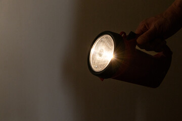 暗い部屋の中で光る懐中電灯