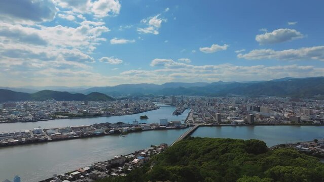 晴天の初夏、高知市五台山上空からのぞむ、高知市街ドローン空撮