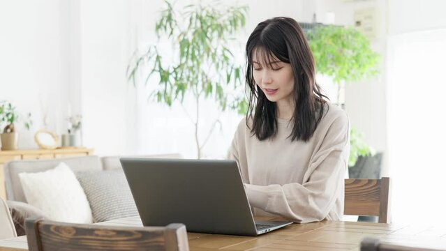ノートパソコンで仕事をする女性