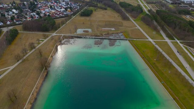 Munchen, Deutschland Riemer See Ansicht von oben. Aerial view on Lake Riemer See in Munich. Riemer Park in Messestadt. Large clear lake at Muenchech Park. Bugasee. Messe Riem. Badesee im Riemer Park. 