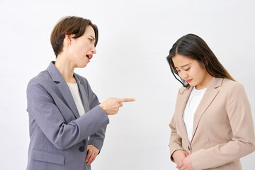 パワハラ　部下を叱る上司　白背景