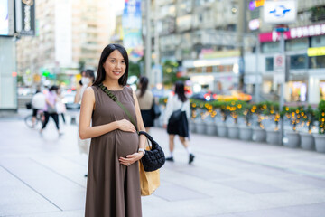 Obraz premium Pregnant woman in the city of Taipei