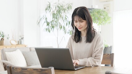 ノートパソコンで仕事をする女性