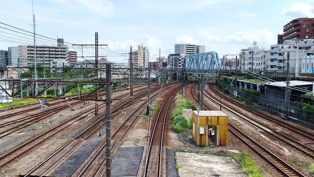 総持寺跨線人道橋から望む通過する複数の電車車両　5倍速