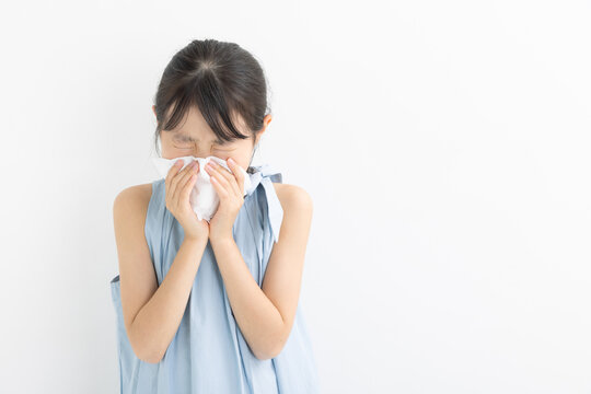 鼻水をかむ女の子　 runny nose