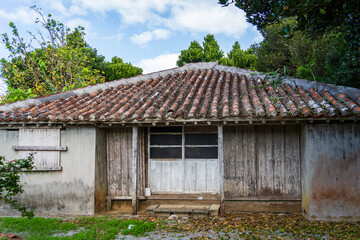 沖縄の伝統的な赤瓦の古民家 © ANSHIN