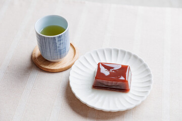 日本の和菓子、羊羹と日本茶