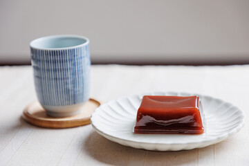 日本の和菓子、羊羹と日本茶
