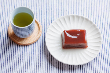 日本の和菓子、羊羹と日本茶