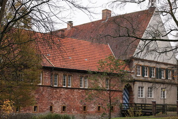 Betrachtung des Klosters Dinklage im Herbst