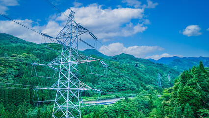日本の送電線鉄塔の写真