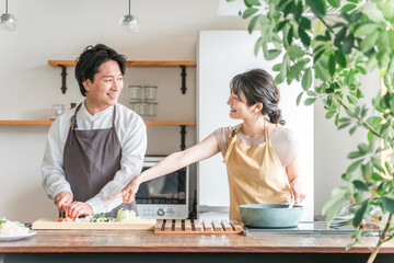 キッチンで料理をする男女・夫婦・カップル・恋人（新婚・同棲）
