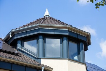 Auffallend schöne Dachkonstruktion mit Rundgaube