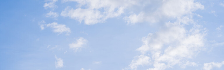 Obraz premium nature and landscape concept with clear sky and small cloud background