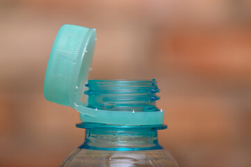 Zbliżenie na korek plastikowej butelki i przymocowana na stałe nakrętkę