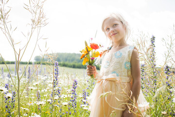 Mädchen ist Blumenmädchen bei der Hochzeit