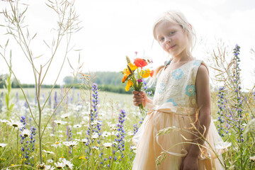 sich über viele Blumen freuen