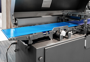 Automated sealing machine and packaging line.