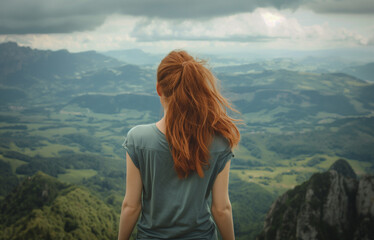 Naklejka premium Vue de dos d'une Jeune femme en voyage qui regarde un magnifique panorama de montagne