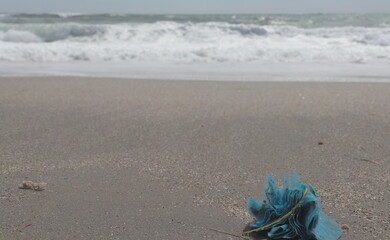 basura playa arena mar orilla plastico
