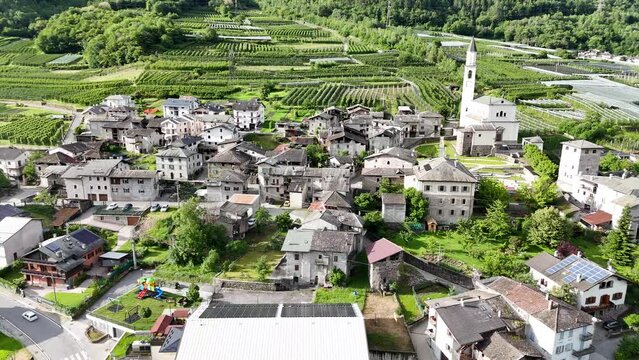 Volo di Drone sul paese di Sernio, in Valtellina