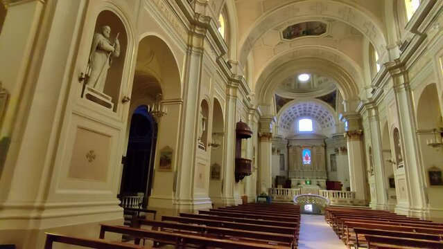 Vasto - Panoramica della Chiesa di Santa Maria Maggiore dalla navata centrale
