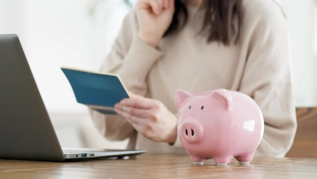 通帳の残高を確認する女性