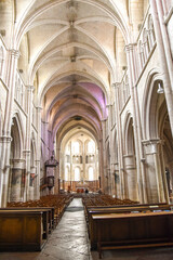 Obraz premium View of the center ale of an old churche with columns on each side in Auxonne France