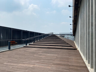 Obraz premium A wooden walkway winds its way towards a building.