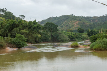 Rio Manhuacó, Paisagens da região de Tabauna no municipio de Aimorés, Minas Gerais, Brasil - 29 maio 2024.