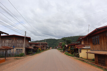 Obraz premium Country road leading to a remote village