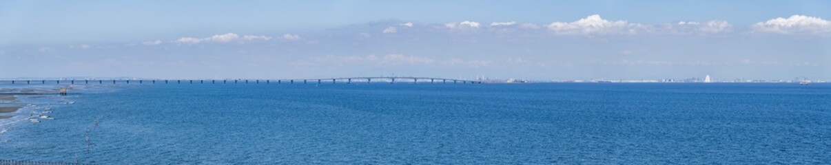 夏の日の東京湾の水平線とアクアライン