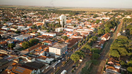 Vista aérea de drone do panorama urbano de Palmital, SP com o centro da cidade em destaque