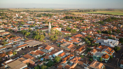 Vista aérea de drone do panorama urbano de Palmital, SP com o centro da cidade em destaque