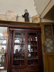 Коричневый шкаф с рецептами, историческое место, путешествия 