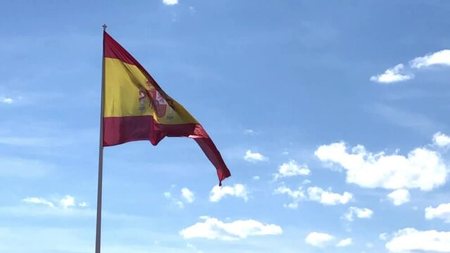 Bandera de Espa&ntilde;a ondeando con el viento