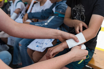 Fototapeta premium Übungen zur Ersten Hilfe auf dem Kinder- und Familienfast