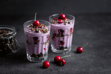 verre parfait yaourt cerise fruits rouges et céréales granola chocolat	
